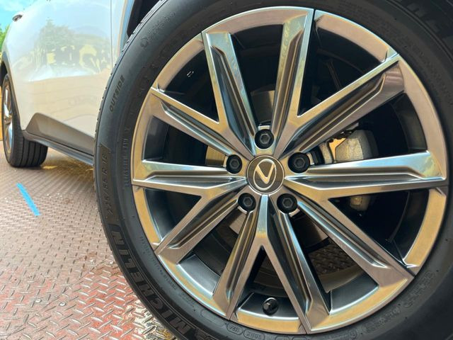 �y����18�C���`�A���~�z�C�[���z�O�ςɃ}�b�`���������A���~�z�C�[���𑕒����Ă���܂��B�e��ЊO�A���~�z�C�[����A�X�^�b�h���X�^�C�����戵�����Ă���܂��B���񂲑��k����������