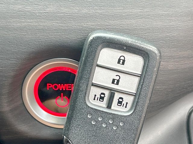 �yHonda�X�}�[�g�L�[�z�J�o����|�P�b�g�ɓ��ꂽ�܂܂ł��h�A�̎{���E�������\�ȃX�}�[�g�L�[�𑕔��B�G���W���̃I���E�I�t�����J�M�����o���K�v����������Ƃ��Ă��֗��ł���