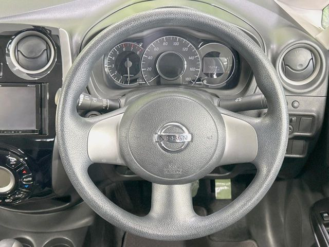 �C���e���A�ɍ��킹���f�U�C���̃X�e�A�����O�́A�^�]�������̂��Ƃ��l���A�^�]���₷���`��A�傫���ł��B�����x�A���ۂɐG���Ă��m���߂��������B