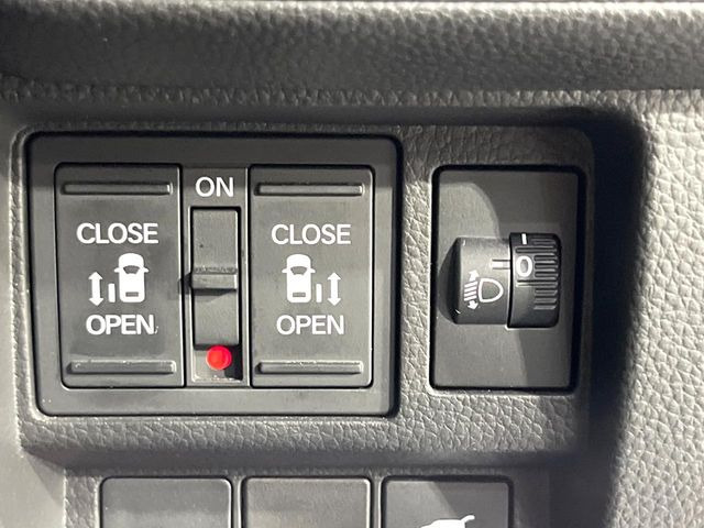 【両側パワースライドドア】スマートキーや運転席のスイッチで後席両側スライドドアの開閉が可能♪電動だから力を入れてドアを開ける必要が無く、小さなお子様でも簡単に開け閉めでき快適です♪