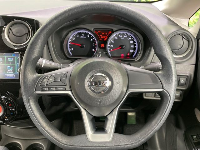 �C���e���A�ɍ��킹���f�U�C���̃X�e�A�����O�́A�^�]�������̂��Ƃ��l���A�^�]���₷���`��A�傫���ł��B�����x�A���ۂɐG���Ă��m���߂��������B