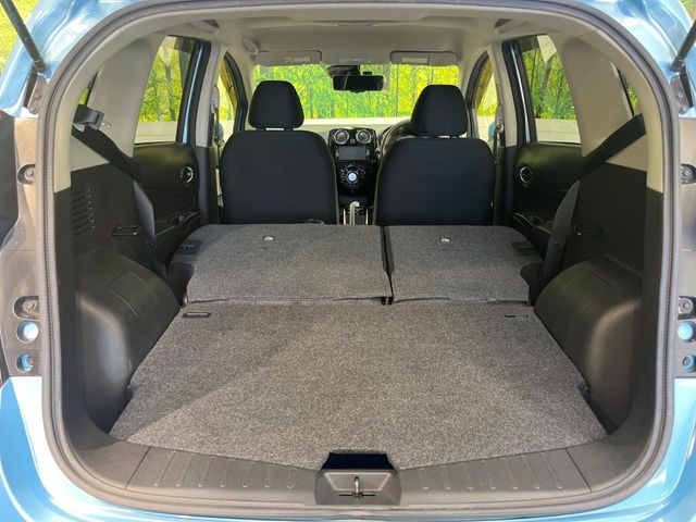 普段のお買い物や通勤、送迎等に十分な荷室スペースを確保しております。セカンドシートを倒すと、大きな荷物の積載も可能です♪