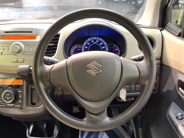 �C���e���A�ɍ��킹���f�U�C���̃X�e�A�����O�́A�^�]�������̂��Ƃ��l���A�^�]���₷���`��A�傫���ł��B�����x�A���ۂɐG���Ă��m���߂��������B