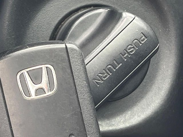 �yHonda�X�}�[�g�L�[�z�J�o����|�P�b�g�ɓ��ꂽ�܂܂ł��h�A�̎{���E�������\�ȃX�}�[�g�L�[�𑕔��B�G���W���̃I���E�I�t�����J�M�����o���K�v����������Ƃ��Ă��֗��ł���
