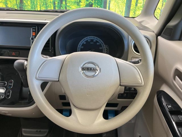 �C���e���A�ɍ��킹���f�U�C���̃X�e�A�����O�́A�^�]�������̂��Ƃ��l���A�^�]���₷���`��A�傫���ł��B�����x�A���ۂɐG���Ă��m���߂��������B