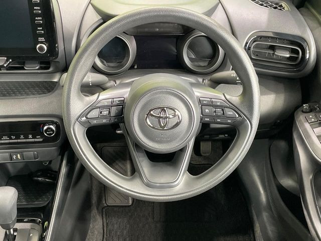 �C���e���A�ɍ��킹���f�U�C���̃X�e�A�����O�́A�^�]�������̂��Ƃ��l���A�^�]���₷���`��A�傫���ł��B�����x�A���ۂɐG���Ă��m���߂��������B