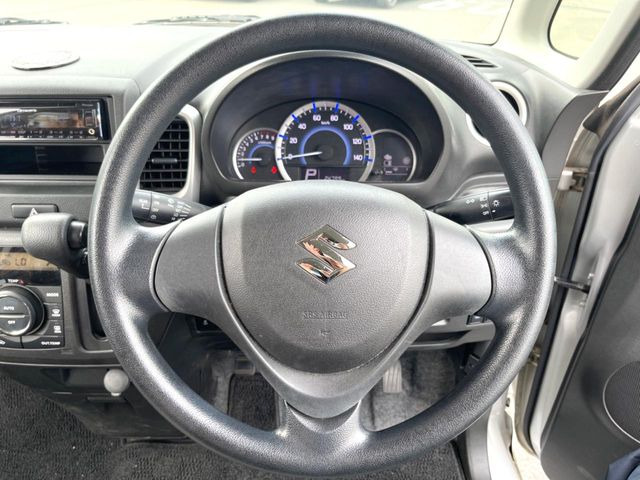�C���e���A�ɍ��킹���f�U�C���̃X�e�A�����O�́A�^�]�������̂��Ƃ��l���A�^�]���₷���`��A�傫���ł��B�����x�A���ۂɐG���Ă��m���߂��������B