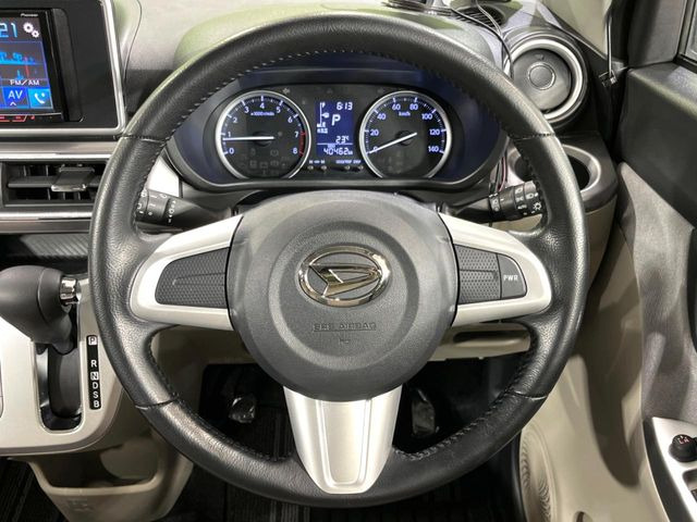 �C���e���A�ɍ��킹���f�U�C���̃X�e�A�����O�́A�^�]�������̂��Ƃ��l���A�^�]���₷���`��A�傫���ł��B�����x�A���ۂɐG���Ă��m���߂��������B