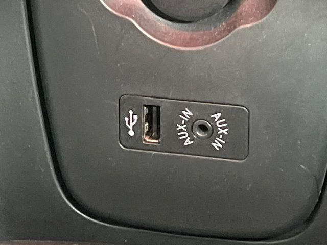 ��USB�EAUX�ڑ�:���莝���̃~���[�W�b�N�v���[���[��ڑ����A�ԓ��ł��C�ɓ���̉��y���C�y�Ɋy���ނ��Ƃ��ł��܂���