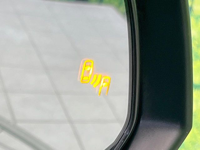 【ブラインドスポットモニター】走行中、ドアミラーの死角になりやすい箇所に後続車が接近するとサイドミラーのレンズに警告を表示!ドライバーに注意喚起をしてくれます。