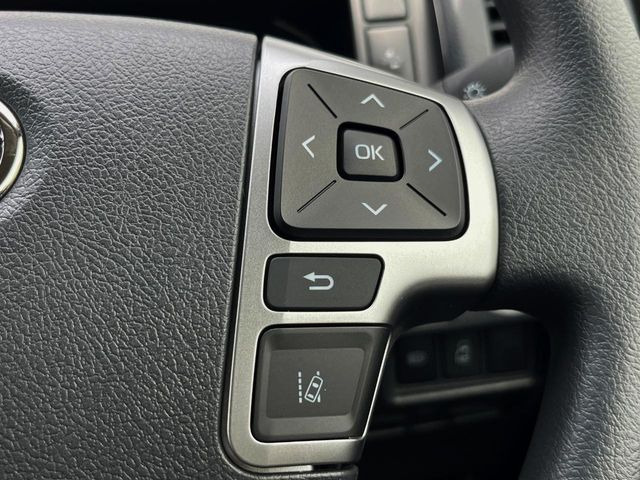 【レーントレーシングアシスト】高速道路走行時、車線からはみ出しそうになるとレーンの中央を走るようにステアリング操作をアシスト。より安全な運転をサポートしてくれます!