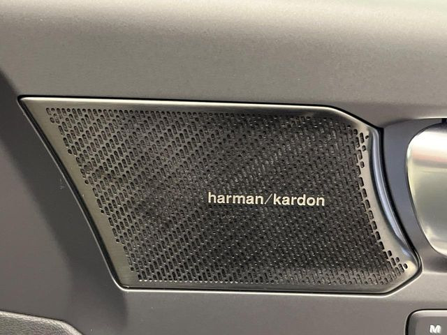 �yharman kardon�z�n�[�}���J�[�h����Hi-Fi�X�y�V�����X�g�Ƌ��ɁA���f���ʂɊJ���E�݌v���ꂽ��p�`���[�j���O���Տꊴ���鉹����Ԃ��������Ă��܂��B