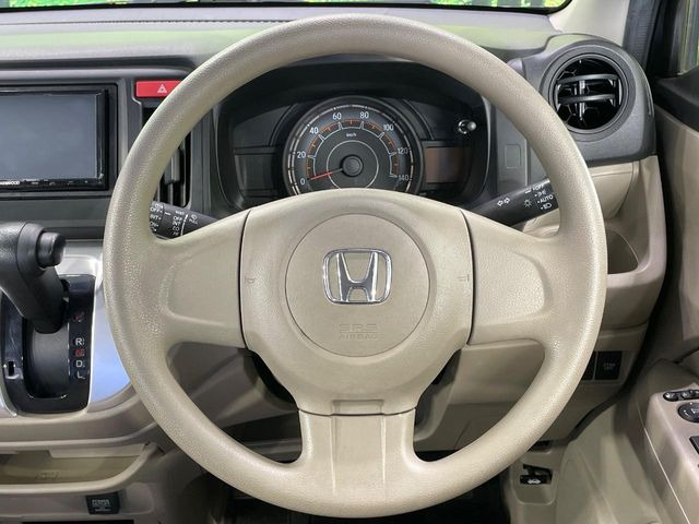 �C���e���A�ɍ��킹���f�U�C���̃X�e�A�����O�́A�^�]�������̂��Ƃ��l���A�^�]���₷���`��A�傫���ł��B�����x�A���ۂɐG���Ă��m���߂��������B