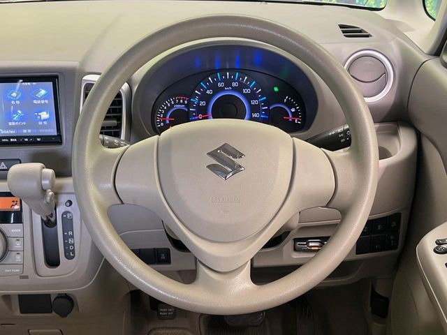 �C���e���A�ɍ��킹���f�U�C���̃X�e�A�����O�́A�^�]�������̂��Ƃ��l���A�^�]���₷���`��A�傫���ł��B�����x�A���ۂɐG���Ă��m���߂��������B