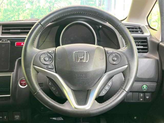 �C���e���A�ɍ��킹���f�U�C���̃X�e�A�����O�́A�^�]�������̂��Ƃ��l���A�^�]���₷���`��A�傫���ł��B�����x�A���ۂɐG���Ă��m���߂��������B
