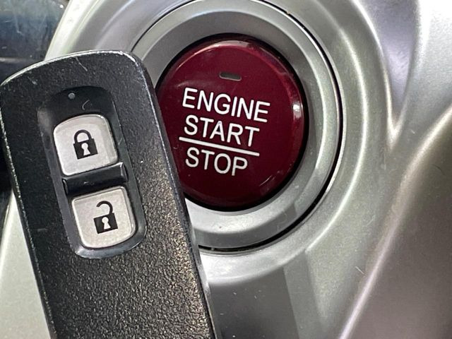 �yHonda�X�}�[�g�L�[�z�J�o����|�P�b�g�ɓ��ꂽ�܂܂ł��h�A�̎{���E�������\�ȃX�}�[�g�L�[�𑕔��B�G���W���̃I���E�I�t�����J�M�����o���K�v����������Ƃ��Ă��֗��ł���