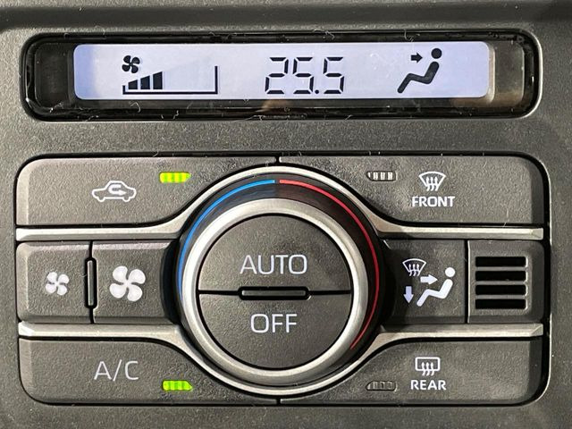 【オートエアコン】一度お好みの温度に設定すれば、車内の温度を検知し風量や温度を自動で調整。暑い&hellip;寒い&hellip;と何度もスイッチ操作をする必要はありません。快適な車内空間には必須の機能ですね♪