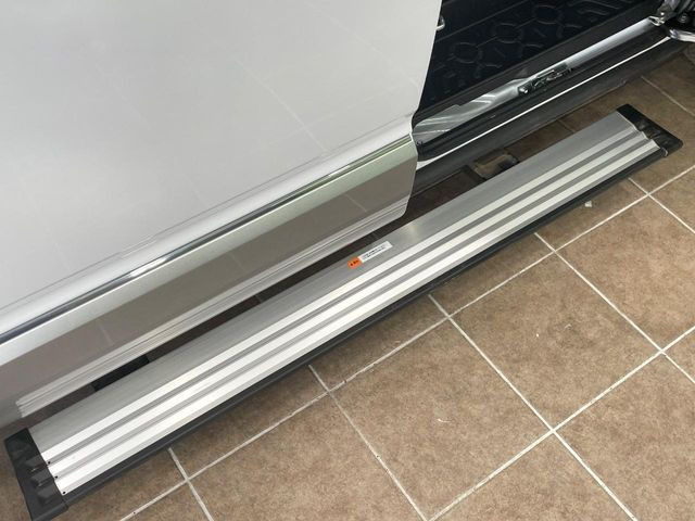 【電動サイドステップ】車高の高いお車でも、これがあれば小さいお子様の乗り降りも楽々♪スライドドアと連動して作動する為、煩わしい操作は不要です!