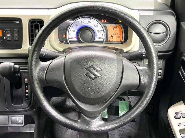 �C���e���A�ɍ��킹���f�U�C���̃X�e�A�����O�́A�^�]�������̂��Ƃ��l���A�^�]���₷���`��A�傫���ł��B�����x�A���ۂɐG���Ă��m���߂��������B