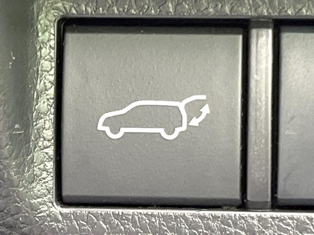 【パワーバックドア】スマートキーや運転席のボタンを押すだけでリアゲートが自動で開閉します!荷物を持っている時や、高い位置にあるバックドアを閉める際に便利な機能です♪