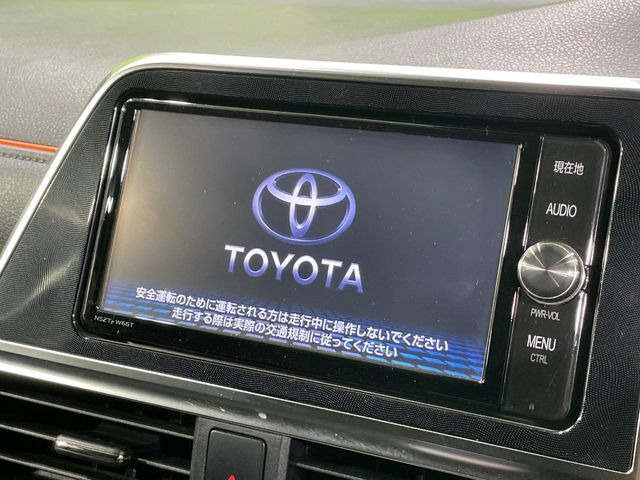 【純正ナビ】人気の純正ナビを装備。オーディオ機能も充実しており、Bluetooth接続すればお持ちのスマホやMP3プレイヤーの音楽を再生可能!毎日の運転がさらに楽しくなります!!