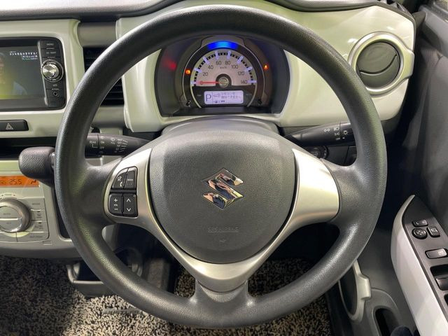 �C���e���A�ɍ��킹���f�U�C���̃X�e�A�����O�́A�^�]�������̂��Ƃ��l���A�^�]���₷���`��A�傫���ł��B�����x�A���ۂɐG���Ă��m���߂��������B