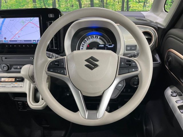 �C���e���A�ɍ��킹���f�U�C���̃X�e�A�����O�́A�^�]�������̂��Ƃ��l���A�^�]���₷���`��A�傫���ł��B�����x�A���ۂɐG���Ă��m���߂��������B
