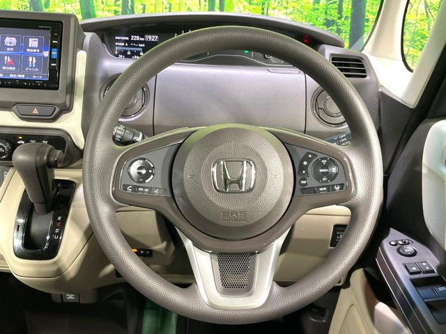 �C���e���A�ɍ��킹���f�U�C���̃X�e�A�����O�́A�^�]�������̂��Ƃ��l���A�^�]���₷���`��A�傫���ł��B�����x�A���ۂɐG���Ă��m���߂��������B