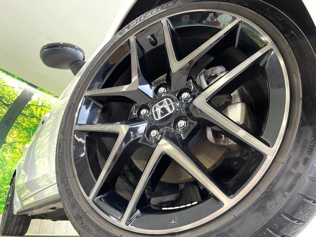 �y����18�C���`�A���~�z�C�[���z�O�ςɃ}�b�`���������A���~�z�C�[���𑕒����Ă���܂��B�e��ЊO�A���~�z�C�[����A�X�^�b�h���X�^�C�����戵�����Ă���܂��B���񂲑��k����������