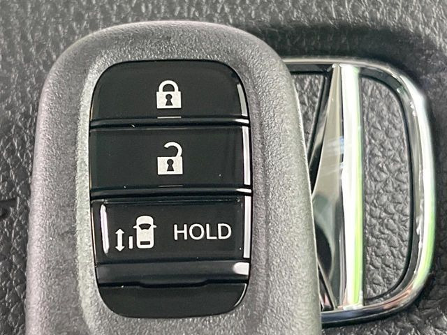 �yHonda�X�}�[�g�L�[�z�J�o����|�P�b�g�ɓ��ꂽ�܂܂ł��h�A�̎{���E�������\�ȃX�}�[�g�L�[�𑕔��B�G���W���̃I���E�I�t�����J�M�����o���K�v����������Ƃ��Ă��֗��ł���