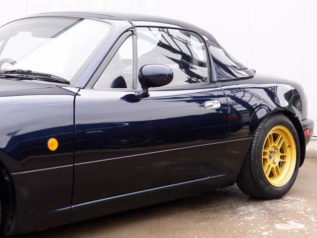 人気のユーノスロードスターGリミテッドカスタム車両の入庫!TEIN車高調にENKEI製RPF1 14AWを装着し、ハードトップ、バケットシートなど多数の高額パーツを装備。エアコンはR134になります
