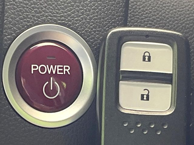 �yHonda�X�}�[�g�L�[�z�J�o����|�P�b�g�ɓ��ꂽ�܂܂ł��h�A�̎{���E�������\�ȃX�}�[�g�L�[�𑕔��B�G���W���̃I���E�I�t�����J�M�����o���K�v����������Ƃ��Ă��֗��ł���