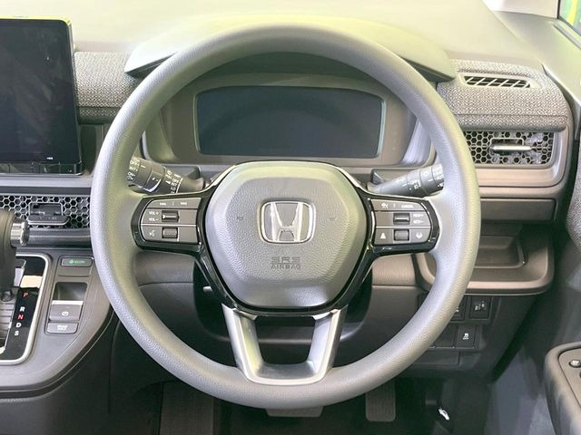 �C���e���A�ɍ��킹���f�U�C���̃X�e�A�����O�́A�^�]�������̂��Ƃ��l���A�^�]���₷���`��A�傫���ł��B�����x�A���ۂɐG���Ă��m���߂��������B
