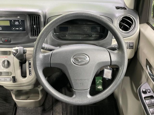 �C���e���A�ɍ��킹���f�U�C���̃X�e�A�����O�́A�^�]�������̂��Ƃ��l���A�^�]���₷���`��A�傫���ł��B�����x�A���ۂɐG���Ă��m���߂��������B