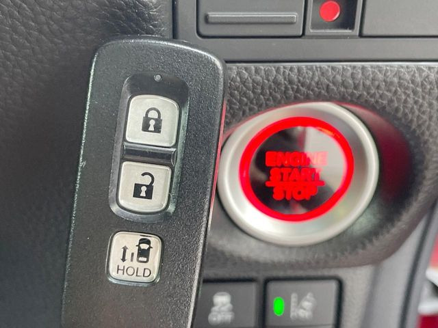 �yHonda�X�}�[�g�L�[�z�J�o����|�P�b�g�ɓ��ꂽ�܂܂ł��h�A�̎{���E�������\�ȃX�}�[�g�L�[�𑕔��B�G���W���̃I���E�I�t�����J�M�����o���K�v����������Ƃ��Ă��֗��ł���
