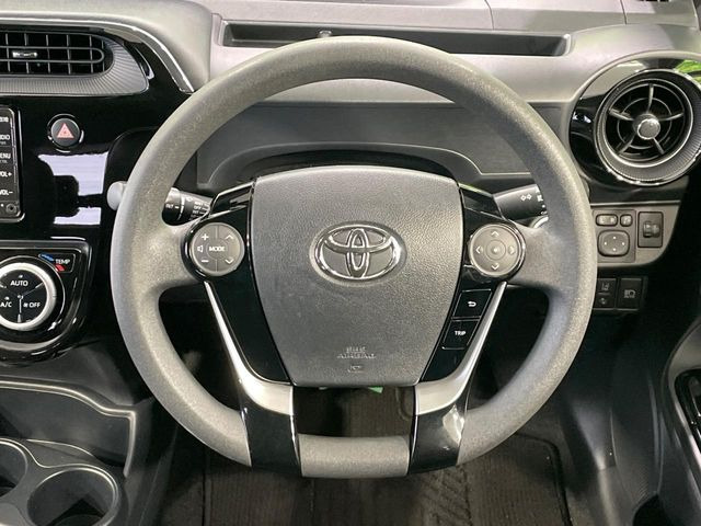 �C���e���A�ɍ��킹���f�U�C���̃X�e�A�����O�́A�^�]�������̂��Ƃ��l���A�^�]���₷���`��A�傫���ł��B�����x�A���ۂɐG���Ă��m���߂��������B