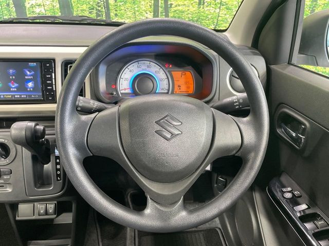 �C���e���A�ɍ��킹���f�U�C���̃X�e�A�����O�́A�^�]�������̂��Ƃ��l���A�^�]���₷���`��A�傫���ł��B�����x�A���ۂɐG���Ă��m���߂��������B