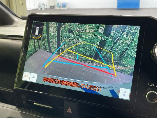 【バックカメラ】駐車時に後方がリアルタイム映像で確認できます。大型商業施設や立体駐車場での駐車時や、夜間のバック時に大活躍!運転スキルに関わらず、今や必須となった装備のひとつです!