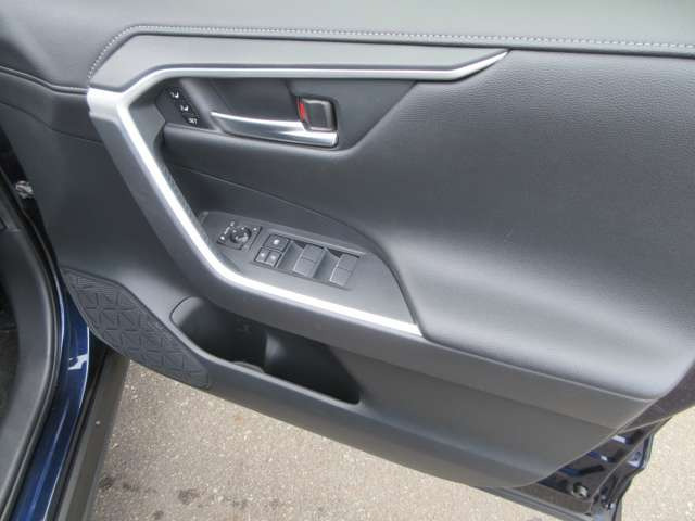 【レンタアップ車】レンタカー車両は、徹底した点検・整備・清掃が義務づけられております。そのため通常使用されていたお車よりも高品質な状態を保たれていると言えます。