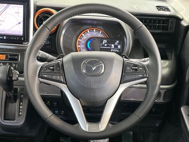 �C���e���A�ɍ��킹���f�U�C���̃X�e�A�����O�́A�^�]�������̂��Ƃ��l���A�^�]���₷���`��A�傫���ł��B�����x�A���ۂɐG���Ă��m���߂��������B