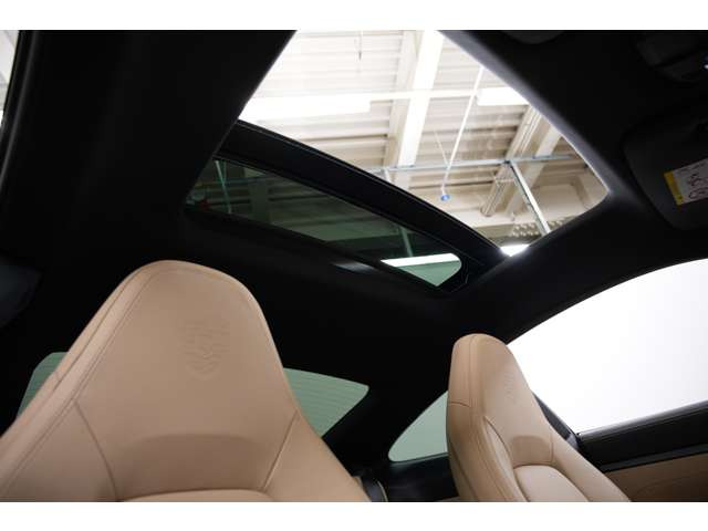 �I�v�V�����̃T�����[�t���t���Ă���܂��B992�ɑI������Ă���̂͒������A�J���I�ȃh���C�r���O�������Ă��������܂��B