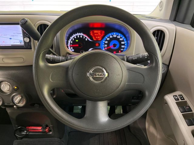�C���e���A�ɍ��킹���f�U�C���̃X�e�A�����O�́A�^�]�������̂��Ƃ��l���A�^�]���₷���`��A�傫���ł��B�����x�A���ۂɐG���Ă��m���߂��������B