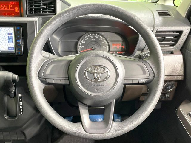 �C���e���A�ɍ��킹���f�U�C���̃X�e�A�����O�́A�^�]�������̂��Ƃ��l���A�^�]���₷���`��A�傫���ł��B�����x�A���ۂɐG���Ă��m���߂��������B