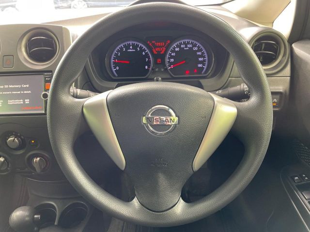 �C���e���A�ɍ��킹���f�U�C���̃X�e�A�����O�́A�^�]�������̂��Ƃ��l���A�^�]���₷���`��A�傫���ł��B�����x�A���ۂɐG���Ă��m���߂��������B