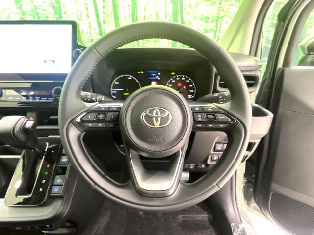 �C���e���A�ɍ��킹���f�U�C���̃X�e�A�����O�́A�^�]�������̂��Ƃ��l���A�^�]���₷���`��A�傫���ł��B�����x�A���ۂɐG���Ă��m���߂��������B