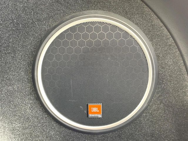 �yJBL�T�E���h�V�X�e���z���[�J�[�I�v�V�����̍��i�ʃT�E���h�V�X�e���𓋍ځB��p�̃`���[�j���O���{���ꂽ�召�l�X�ȃX�s�[�J�[����ǎ��ȃT�E���h���t�ł��A�Տꊴ���ӂ�鉹����Ԃ����o���܂��B