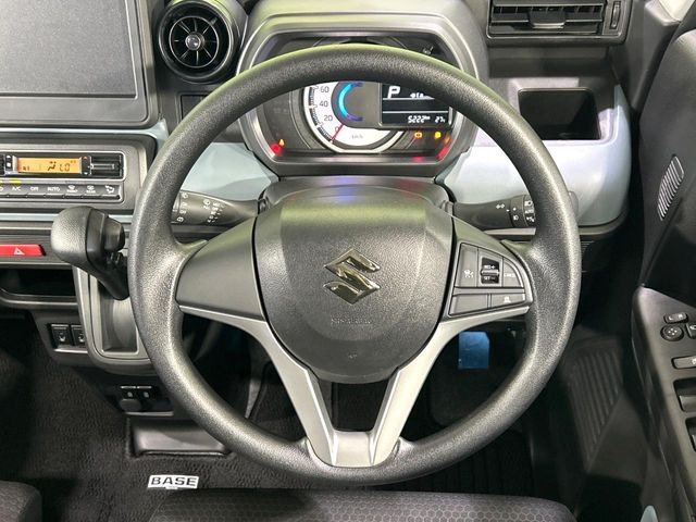 �C���e���A�ɍ��킹���f�U�C���̃X�e�A�����O�́A�^�]�������̂��Ƃ��l���A�^�]���₷���`��A�傫���ł��B�����x�A���ۂɐG���Ă��m���߂��������B