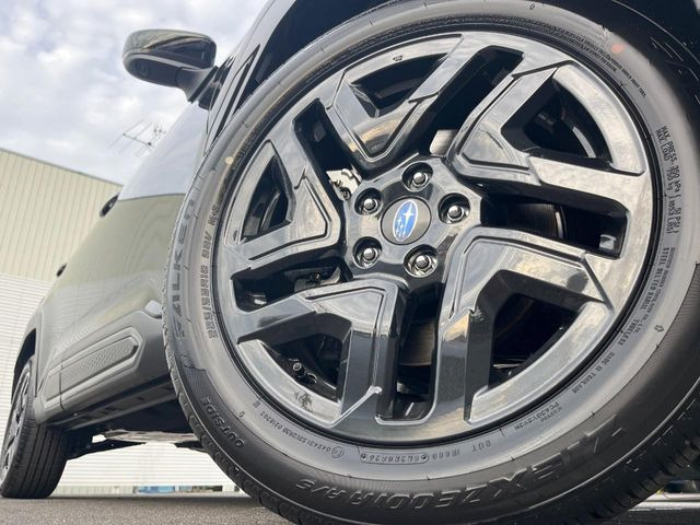 �y����18�C���`�A���~�z�C�[���z�O�ςɃ}�b�`���������A���~�z�C�[���𑕒����Ă���܂��B�e��ЊO�A���~�z�C�[����A�X�^�b�h���X�^�C�����戵�����Ă���܂��B���񂲑��k����������