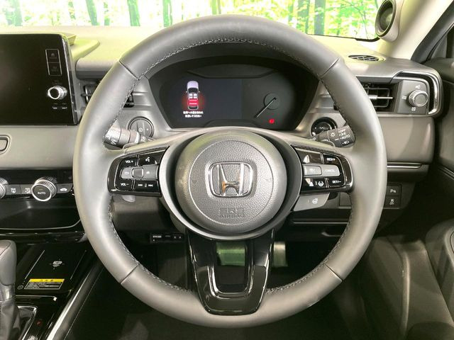 �C���e���A�ɍ��킹���f�U�C���̃X�e�A�����O�́A�^�]�������̂��Ƃ��l���A�^�]���₷���`��A�傫���ł��B�����x�A���ۂɐG���Ă��m���߂��������B