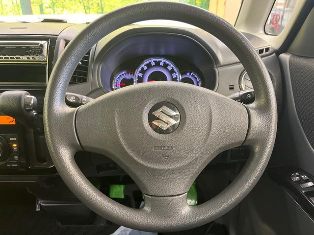 �C���e���A�ɍ��킹���f�U�C���̃X�e�A�����O�́A�^�]�������̂��Ƃ��l���A�^�]���₷���`��A�傫���ł��B�����x�A���ۂɐG���Ă��m���߂��������B